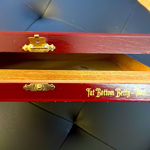 Fat Bottom Betty - Deadwood Tobacco Co. Wood Cigar Box with Metal Latch Closure - Picture 3 of 7